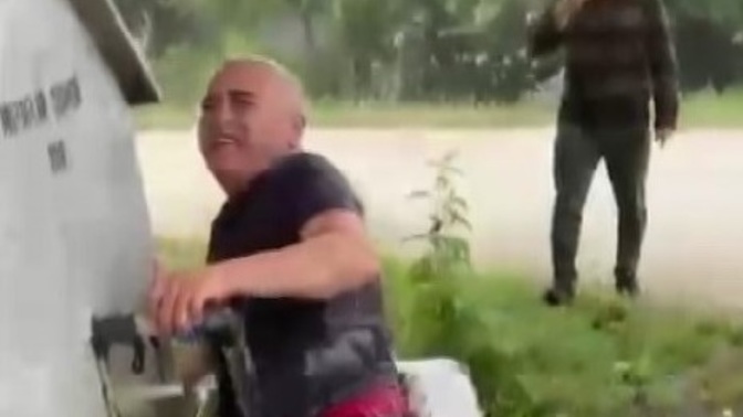 Namaza gitmedikleri için suya atılan vatandaşlar çok mutlu olduklarını söylediler! En son ne zaman çok mutlu oldunuz?