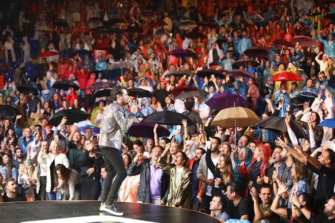 Gittiğiniz konserde yağmur başlasa yine de izlemeye devam eder misiniz?