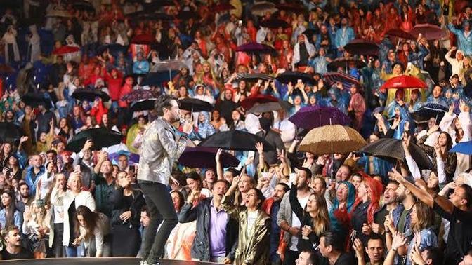 Gittiğiniz konserde yağmur başlasa yine de izlemeye devam eder misiniz?