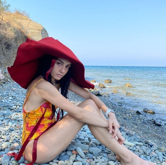 Plajda büyük şapkalar kullanmak abartı duruyor mu?