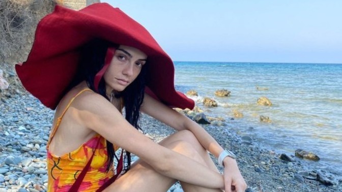 Plajda büyük şapkalar kullanmak abartı duruyor mu?