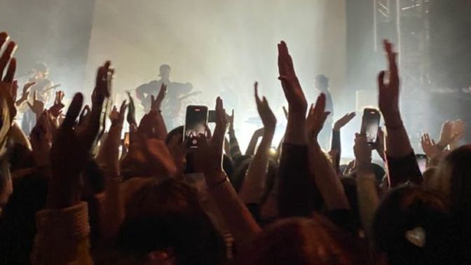 Tanımadığın birinden konser davetiyesi alsan gider miyin?