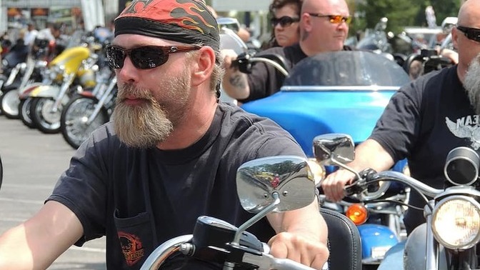 50 yaş üzeri bileklikli, küpeli erkekler andropoza mı girmiştir?