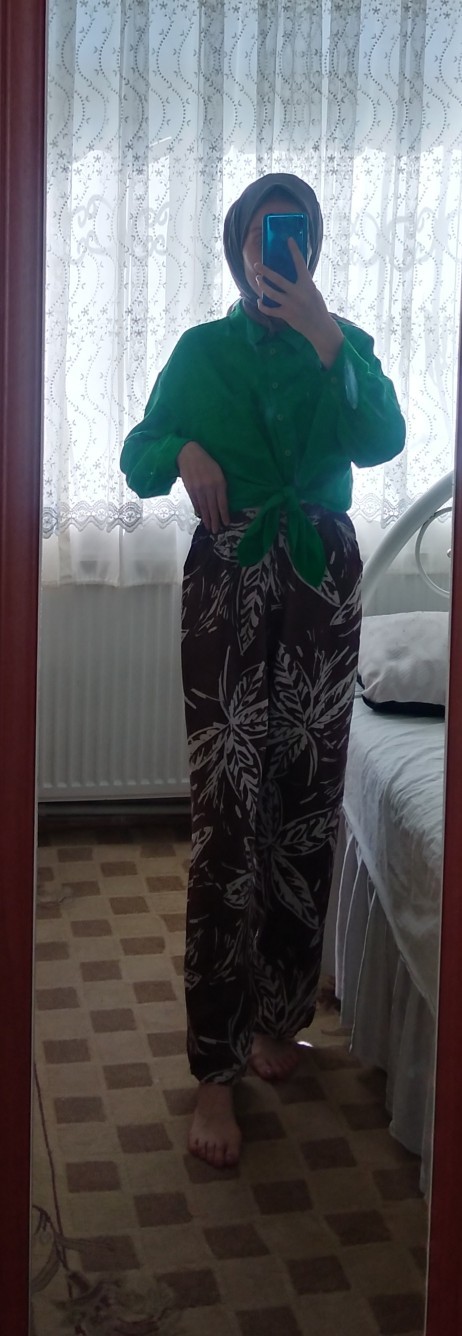Gömleğin önünü bu şekilde bağladım, itici mi?