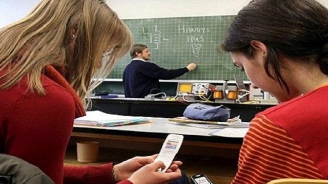 Hollanda okullarda cep telefonu kullanımını yasakladı! Sizce kullanılmalı mı?