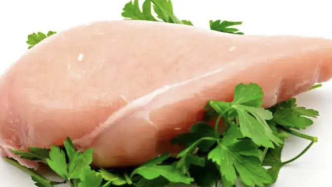 Tavuk ile yapılan hem pratik hem lezzetli bir yemek önerir misiniz?