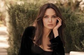 Hande Erçel mi Angelina Jolie mi daha güzel?