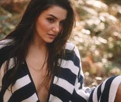 Hande Erçel mi Angelina Jolie mi daha güzel?