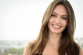 Hande Erçel mi Angelina Jolie mi daha güzel?