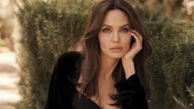 Hande Erçel mi Angelina Jolie mi daha güzel?