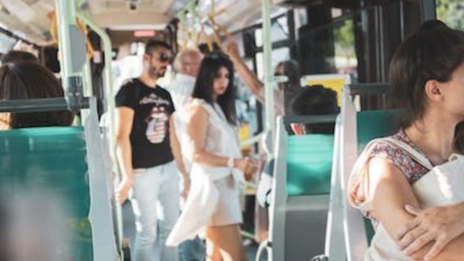 Toplu taşımaya binenlere deodorant kullanma zorunluluğu gelse nasıl olurdu?