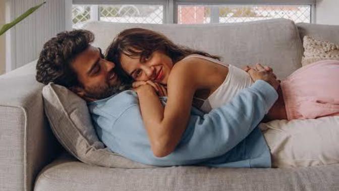 Biriyle sadece belirli bir burca sahip olduğu için romantik bir ilişki kurmaktan kaçınır mısın?