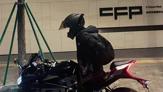 Erkekler sorum size: neden motor sürerken gece gündüz demeden o yüksek sesi çıkarıyorsunuz?