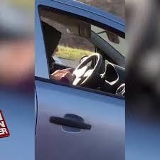 Trafikte araç kullanırken örgü ören kadın herkesi şaşırttı. Senin en garip huyun nedir?
