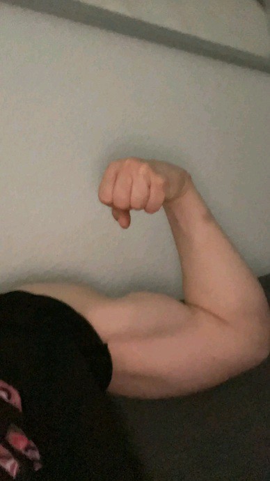 Hangimizin bicepsi daha büyük, erkek arkadaşımın mı yoksa benim mi?