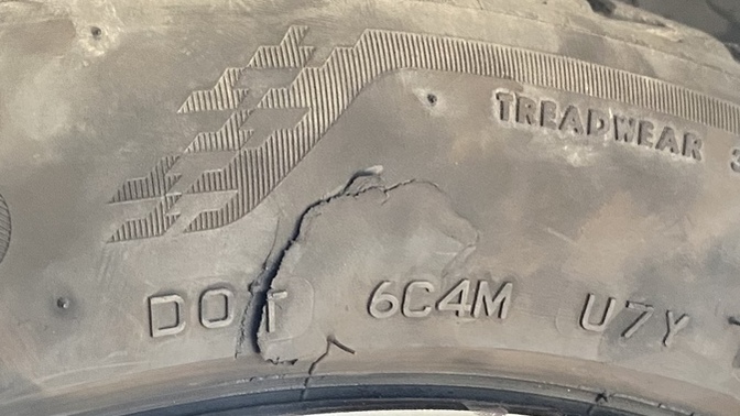 Lastiğim bu şekilde patladı, sizce bu kasıtlı yapılmış olabilir mi?