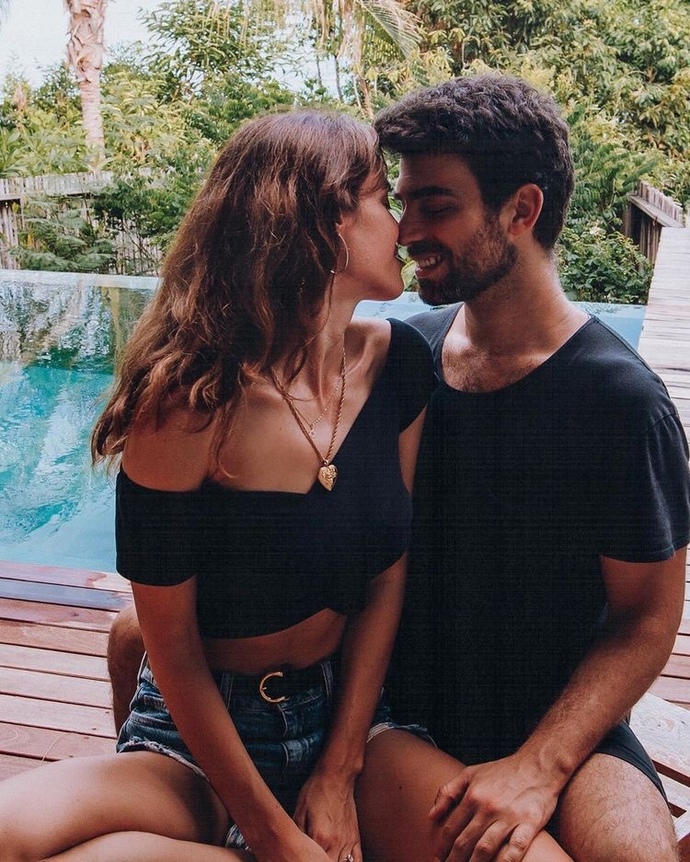 Sizinle öpüşen mutlu mu olur yoksa öpüşmeye mi küser?