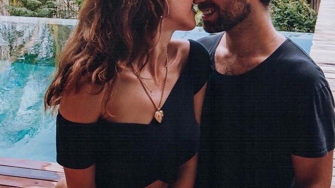 Sizinle öpüşen mutlu mu olur yoksa öpüşmeye mi küser?