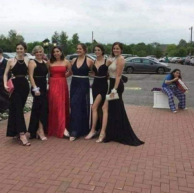 Bu kız tanışalım mı diye mesaj atmış. Sizce ne demeliyim?