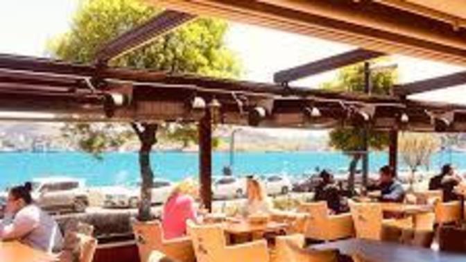 Sevgiliniz ile cafeye gittiniz, Eski sevgiliniz Garson olarak Masaya geldi o an tepkiniz ne olurdu, Ne yapardınız?