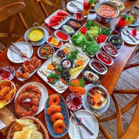 Serpme kahvaltı görgüsüzlük müdür?