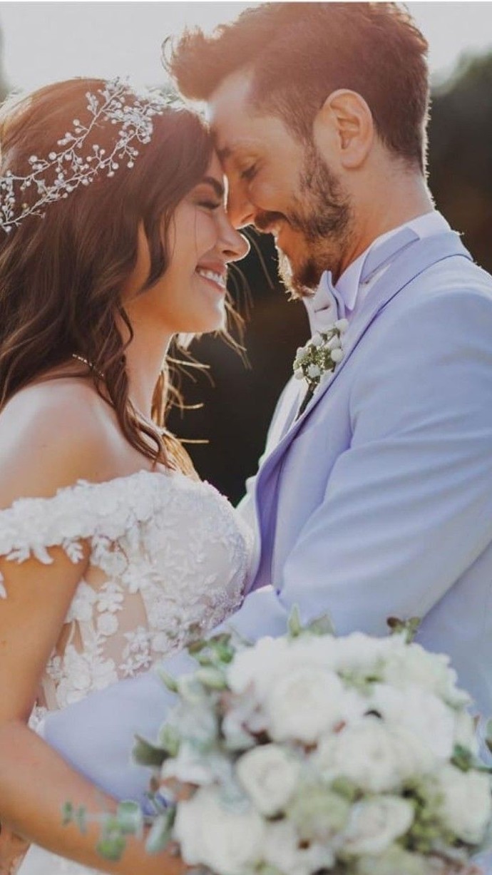Her yıl düğün fotoğrafları paylaşan kişilerin amacı nedir?
