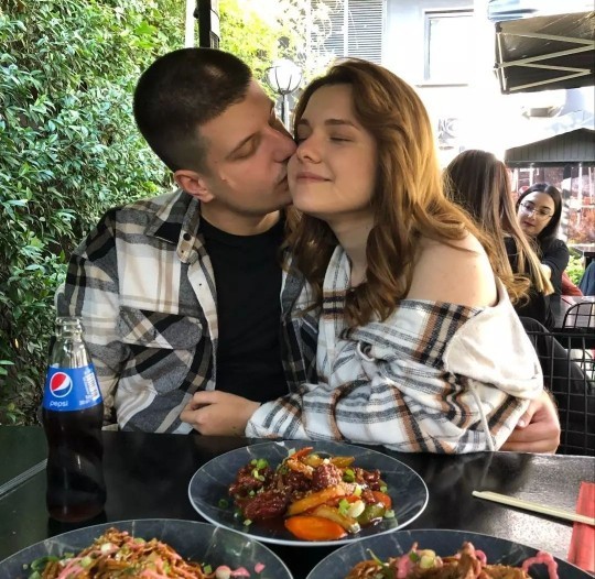 Bu fotoğrafı gönderi olarak mı paylaşsam yoksa hikaye mi?