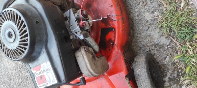 4 zamanlı çim biçme makinesinin motoru nereden yağ kaçırır?