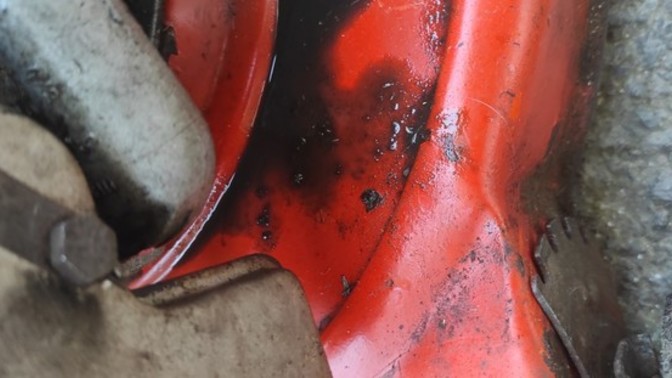 4 zamanlı çim biçme makinesinin motoru nereden yağ kaçırır?