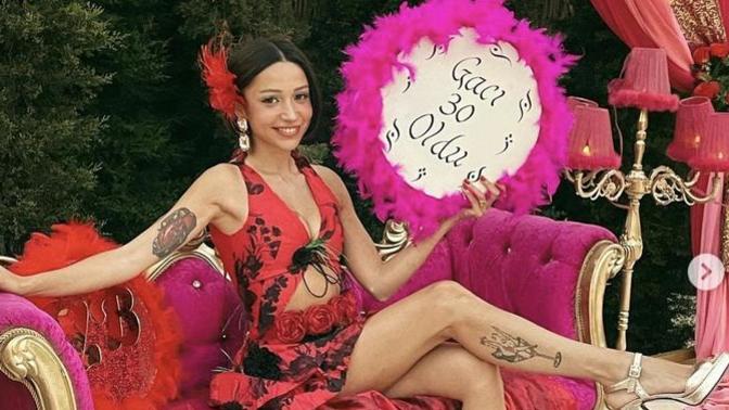 Zeynep Bastık 30. doğum gününü kına gecesine benzeyen partiyle kutladı. Siz doğum gününüz için nasıl bir parti verirdiniz?
