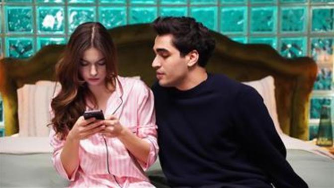 Telefonunuzu sevgilinizden saklar mısınız?