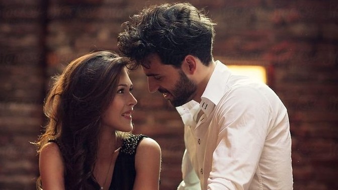 Hoşlandığın birine gidip "merhaba" diyecek kadar cesaretli misin?