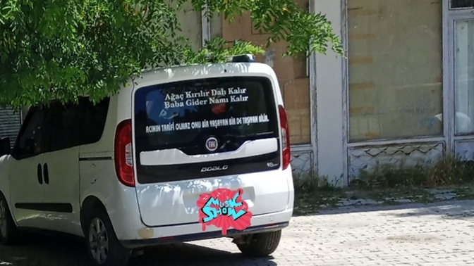 Arabanızın arkasına yazı yazdırır mısınız? Yazsanız bu yazı ne olurdu?