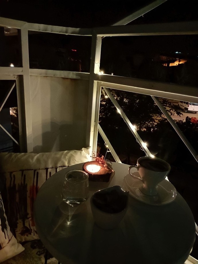 Gecenin bir vakti balkonda oturup hayatı sorgulama seansları başlamıştır 😂, Kimler şu an bu modda? Yalnız olmadığımı biliyorum 😂?