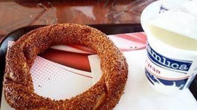 Simit ayranla mı iyi gider, çayla mı?