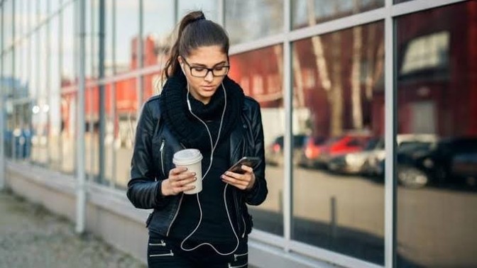 Sokakta kulaklıkla müzik dinlemek artık demode mi oldu?