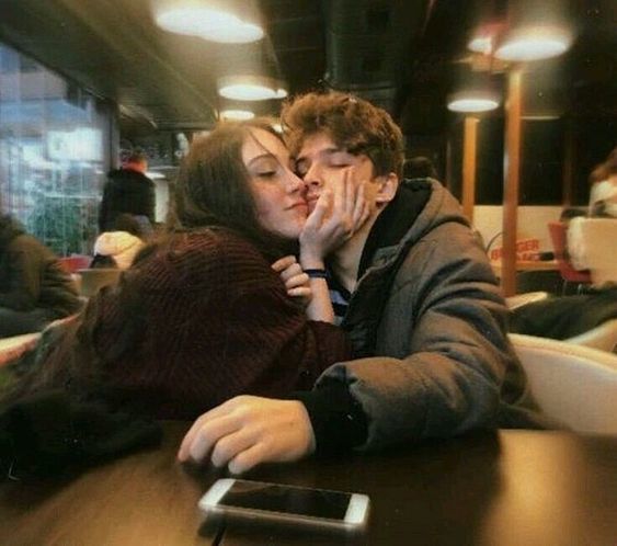 Hoşlandığınız, sevdiğiniz kişinin karşı cinsle sürekli sohbet etmesi ve mesajlaşması sizi nasıl etkiler?