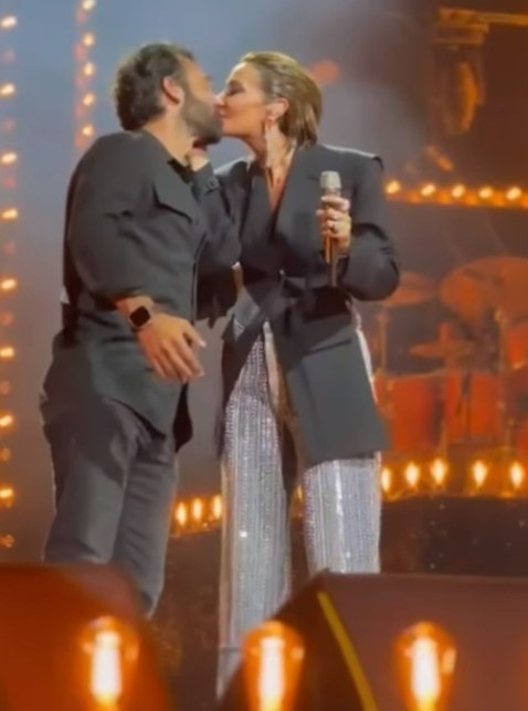 Sıla Gençoğlu Konserde Sahneye Çağırdığı Sevgilisi İlker Kaleliyi Dudağından Öptü, konserde sizce bu hareket doğal mı?