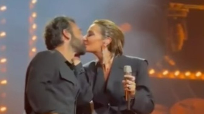 Sıla Gençoğlu Konserde Sahneye Çağırdığı Sevgilisi İlker Kaleliyi Dudağından Öptü, konserde sizce bu hareket doğal mı?