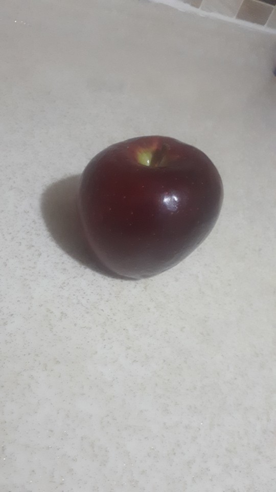 Kötü bir cadı bana bu kırmızı elmayı verdi yesem mi?