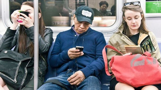 Toplu taşımada ya da kalabalık ortamlarda telefonunuza bakanlara tepkiniz ne oluyor?