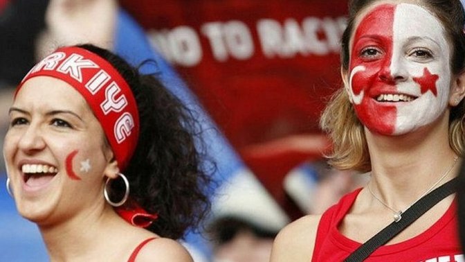 Aşırı fanatik kızları sever misiniz?