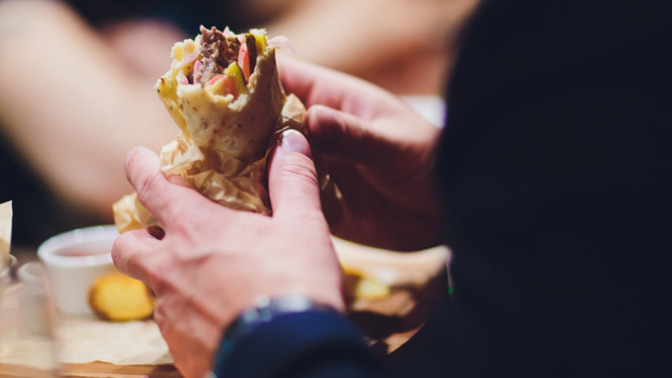 Sizce 18-25 yaş arasına tavuk döner, tavuk tantuni ve mercimek çorbası bedava olsun mu?