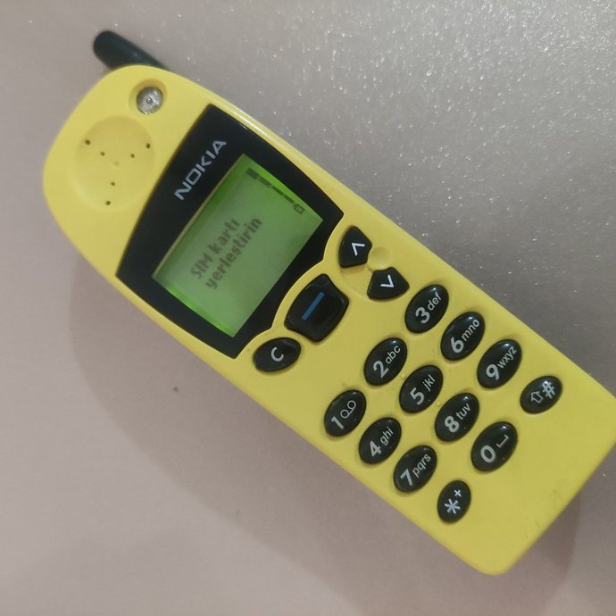 İlk cep telefonunuza kaç yaşınız da sahip oldunuz ve markası neydi?