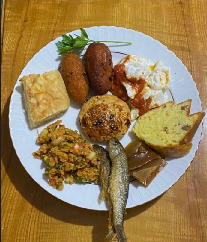 Kız istemeye gittiğiniz evde böyle bir tabak gelse önünüze ne yaparsınız?