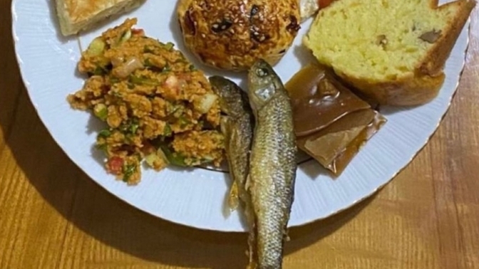 Kız istemeye gittiğiniz evde böyle bir tabak gelse önünüze ne yaparsınız?