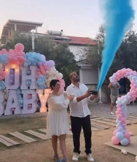 Ezgi Mola ve Mustafa Aksakallı bebeklerinin cinsiyetini parti düzenleyerek açıkladı. Çiftin oğulları olacak. Siz böyle bir parti düzenler misiniz?