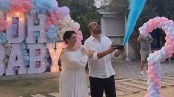 Ezgi Mola ve Mustafa Aksakallı bebeklerinin cinsiyetini parti düzenleyerek açıkladı. Çiftin oğulları olacak. Siz böyle bir parti düzenler misiniz?