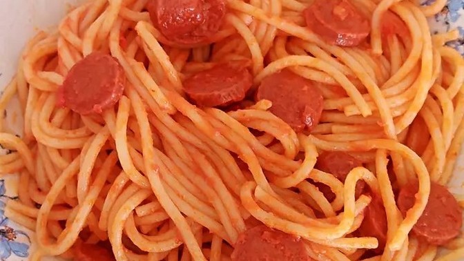 Sosisli spagetti sever misiniz?