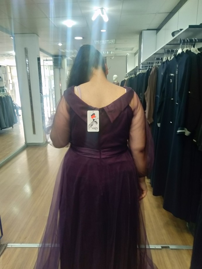 Bu elbise çok mu açık?